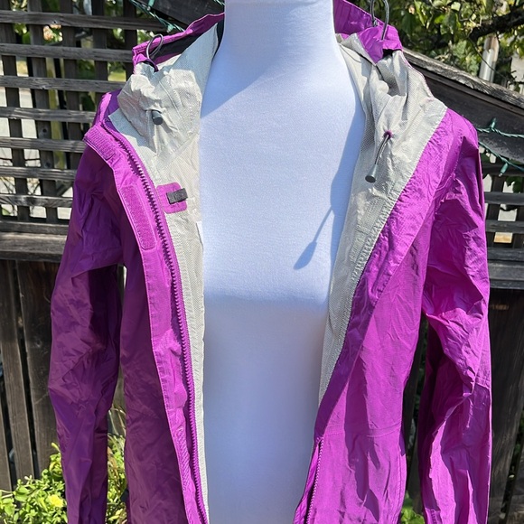 Stormtech Performance Rain and Windbreaker Jacket. Size Medium - Picture 8 of 16